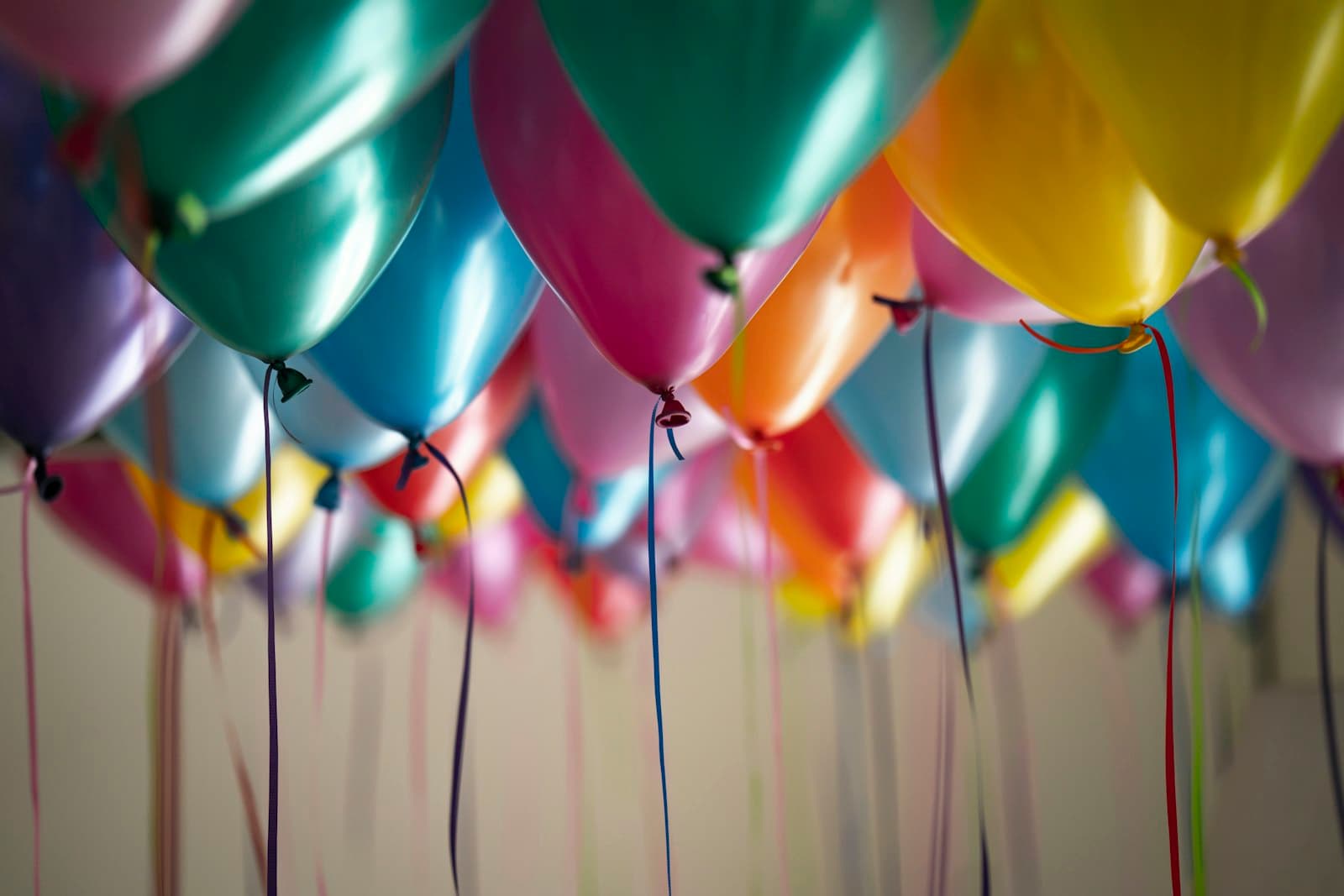 Des ballons de fête colorés avec des rubans